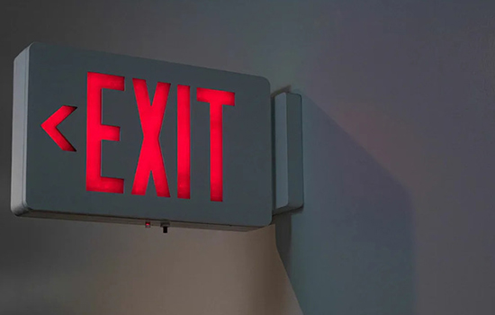 紧急出口标志的最新合规指南是什么？