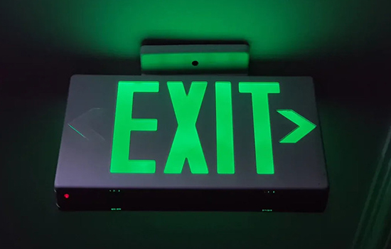 保持 LED 应急出口指示灯正常工作的简单方法