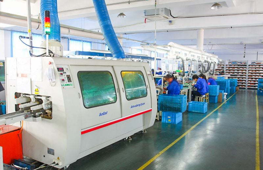 PCB 工作室 - 自动化波峰焊接机