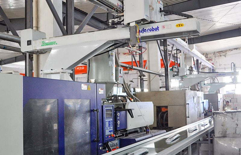 塑料注塑机械手工人