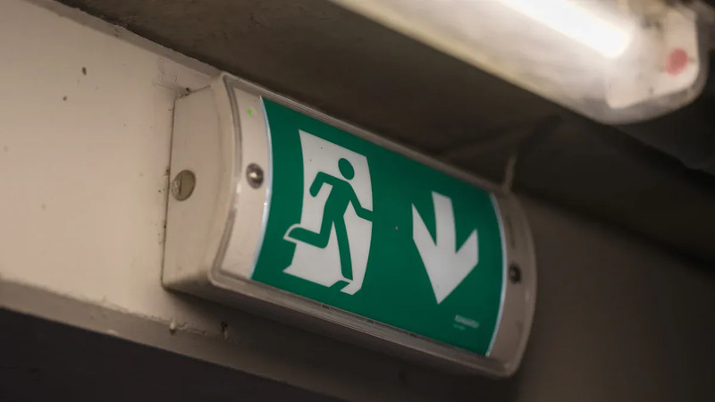 保持 LED 应急出口指示灯正常工作的简单方法