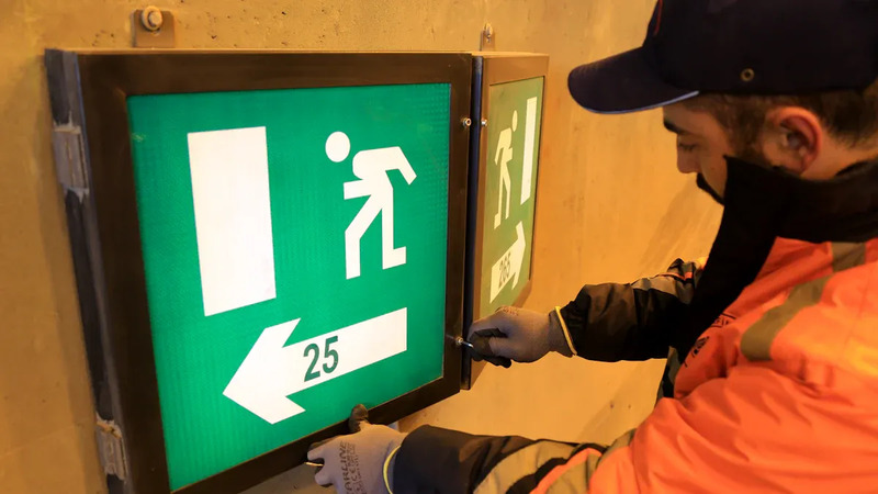 保持 LED 应急出口指示灯正常工作的简单方法