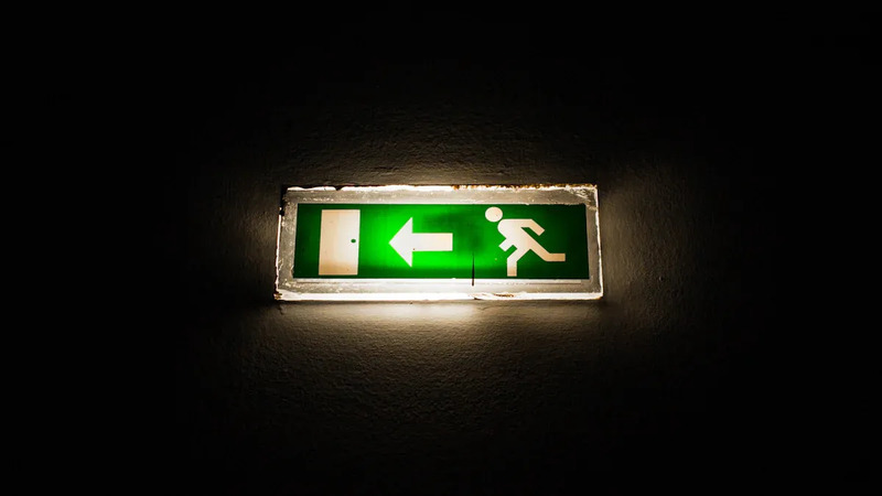 紧急出口标志的最新合规指南是什么？